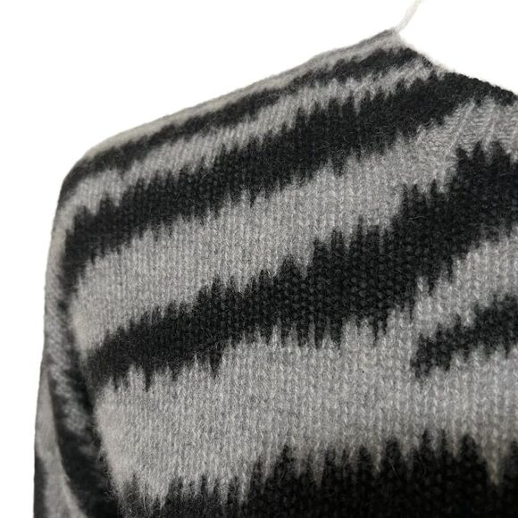 BLOOMINGDALE’S Cashmere Zebra Print Sweater NWT XSmall Black & Gray - Picture 5 of 9